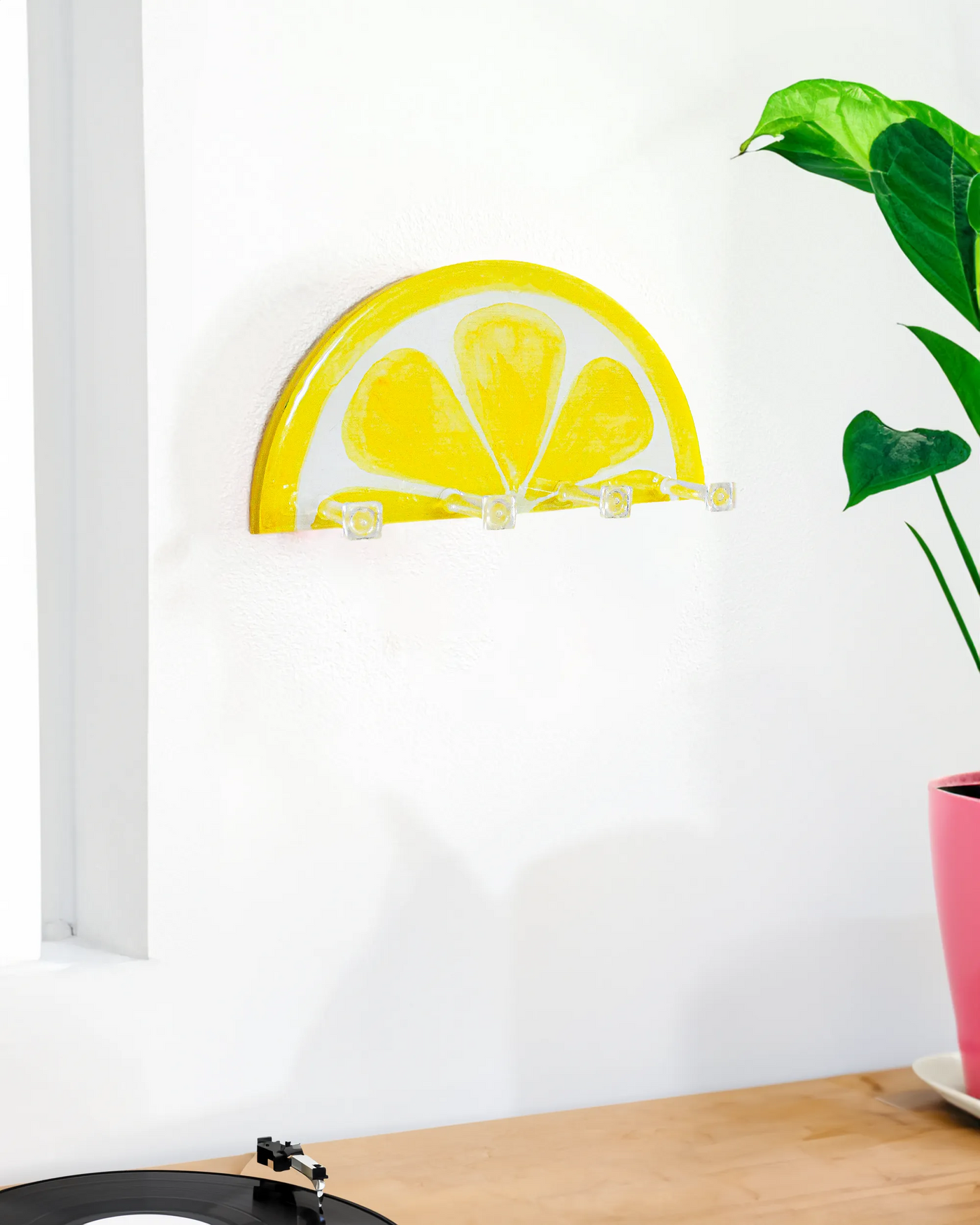 Lemon-themed key holder made of wood and resin, featuring four durable hooks for keys and small accessories.