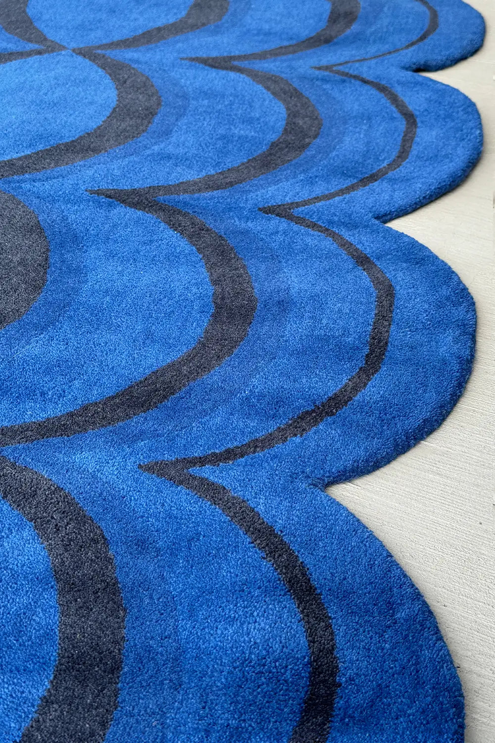 Ripple Wavy Tufted Wool Rug in Navy Blue - Hand-Tufted Rug for Boho and Retro Interiors