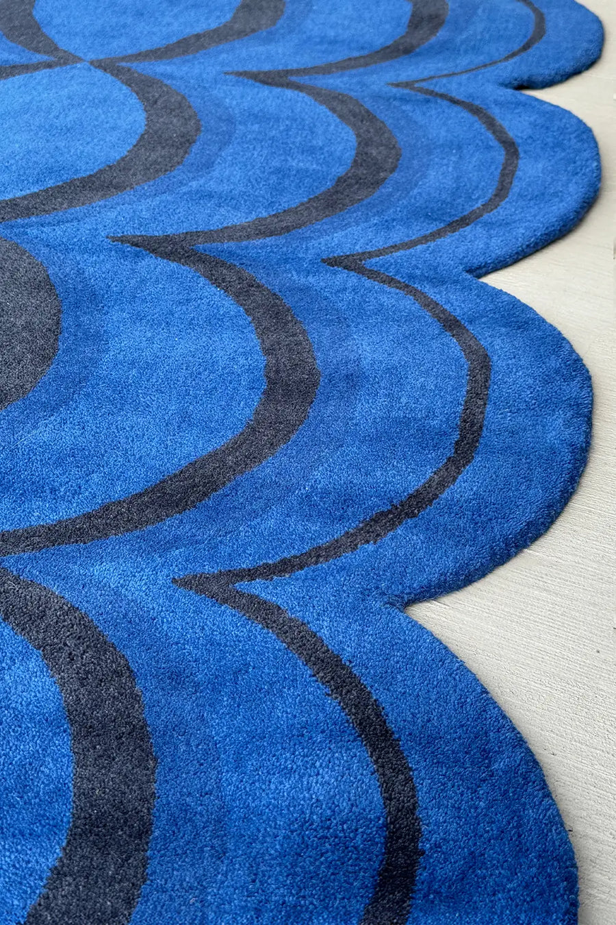 Ripple Wavy Tufted Wool Rug in Navy Blue - Hand-Tufted Rug for Boho and Retro Interiors