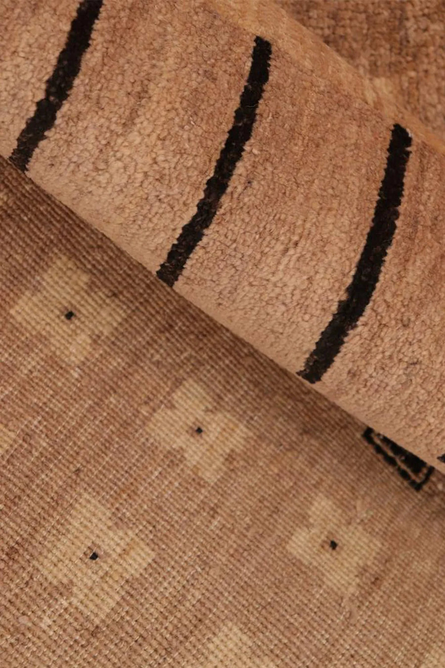 Simple yet eye-catching mid-century modern rug, ideal for tasteful decor.