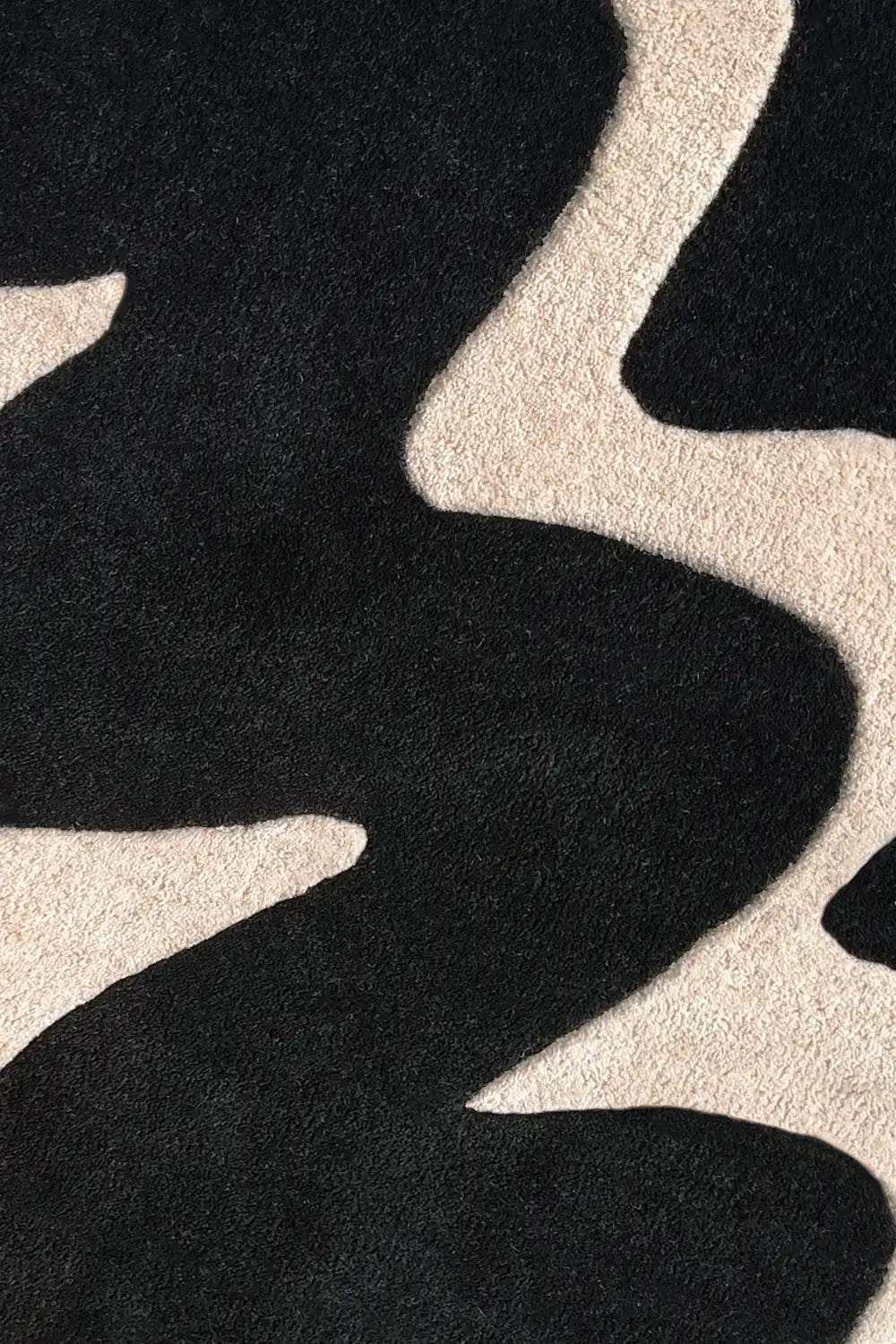 Black and White Zig Zag Round Wool Rug with an abstract ripple design
