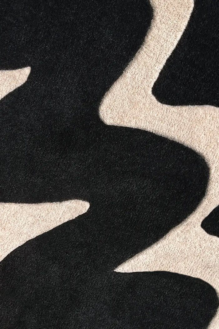 Black and White Zig Zag Round Wool Rug with an abstract ripple design