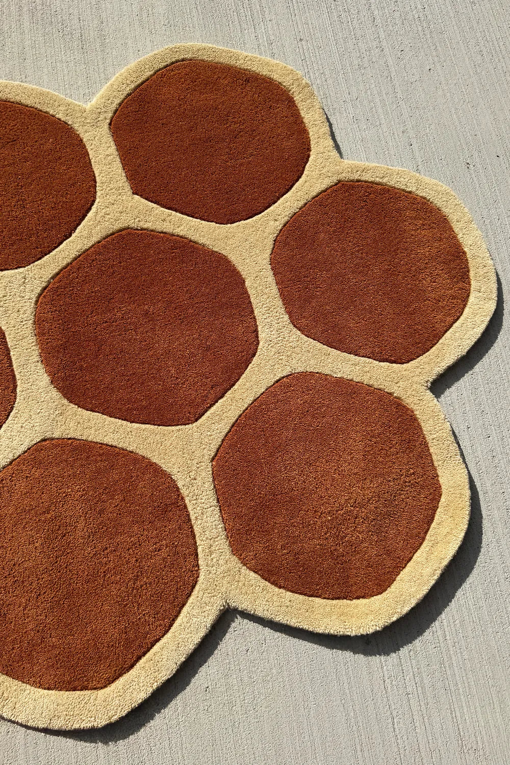 Graphic scalloped area rug in burnt orange tones – fun shaped modern rug for unique interior spaces