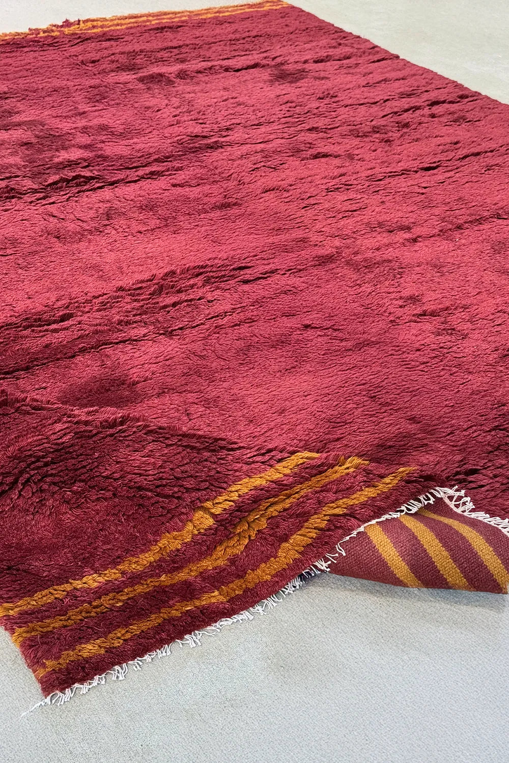 Shaggy dark red area rug with textured sheen – 70s-style soft rug for modern or eclectic spaces
