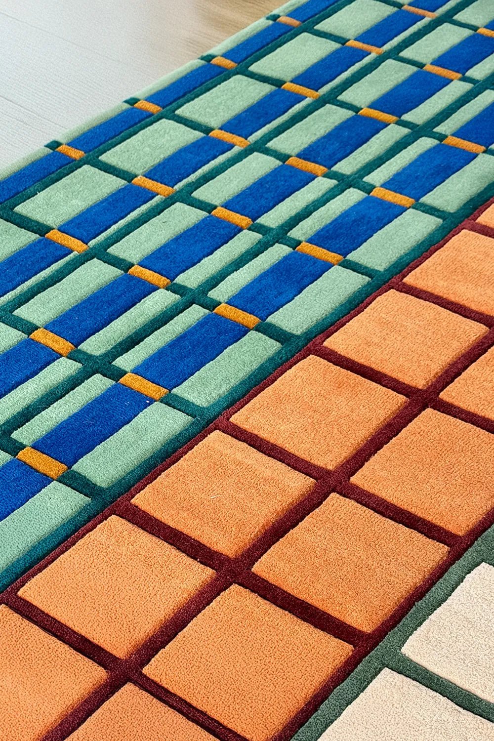 Multicolor tufted wool rug for contemporary and mid-century interiors
