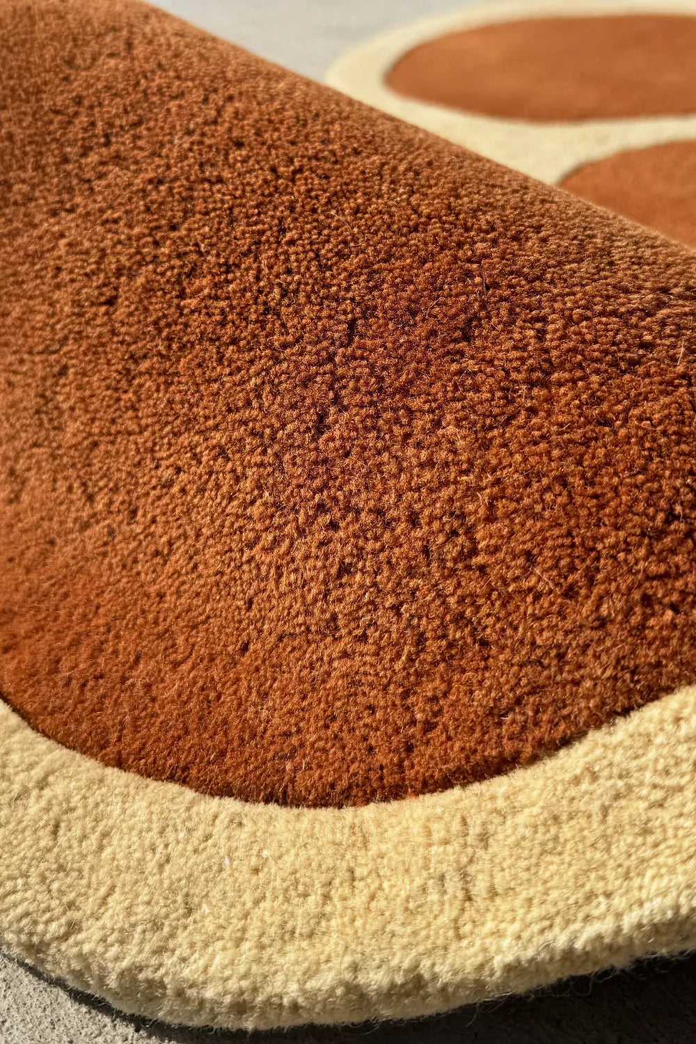 Wavy edge of modern funky rug with high-low tufting – fun shaped irregular rug for living room or entryway