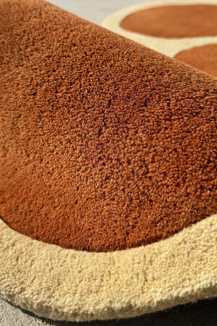 Wavy edge of modern funky rug with high-low tufting – fun shaped irregular rug for living room or entryway
