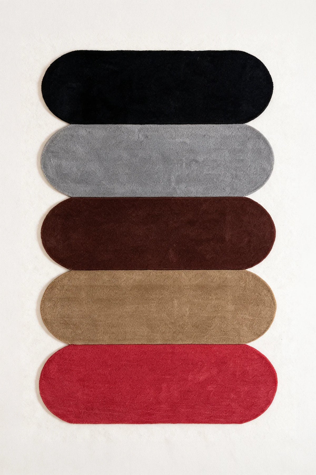 a tiers hand-tufted wool rug in black, gray, brown, taupe and red, shown flat from above