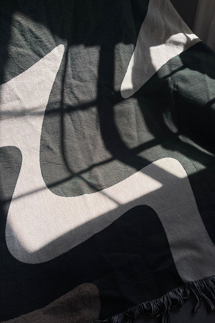 Black and White Zig Zag Cotton Woven Throw Blanket showcasing a classic black and white zigzag design.