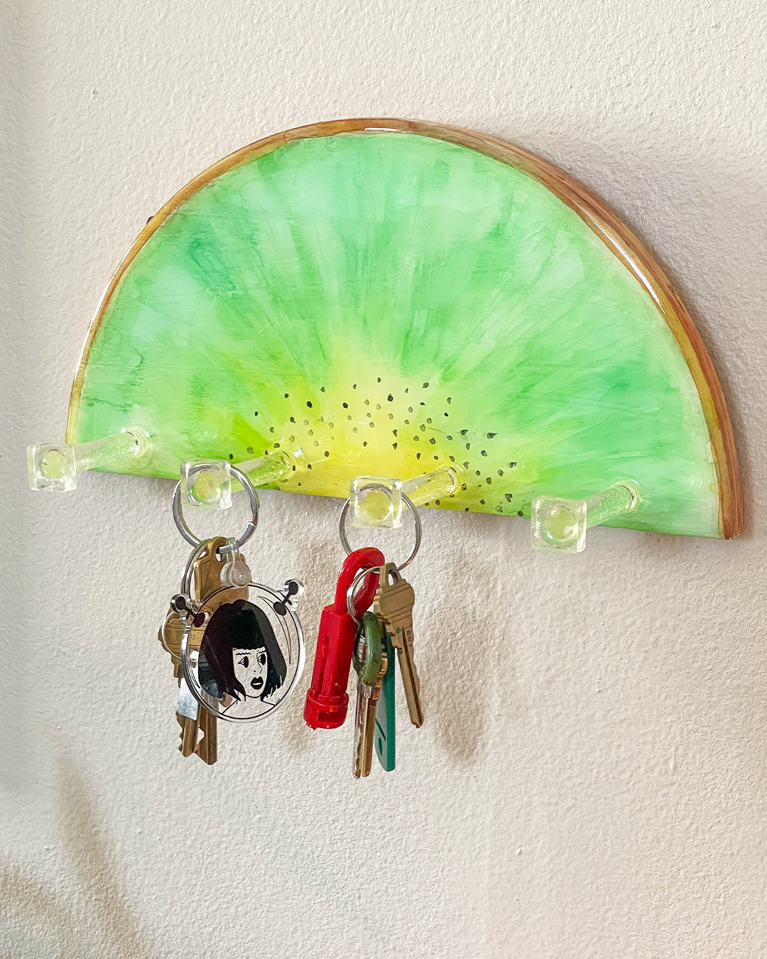 Lightweight and easy-to-install kiwi design key holder, equipped with D-rings for hassle-free hanging.