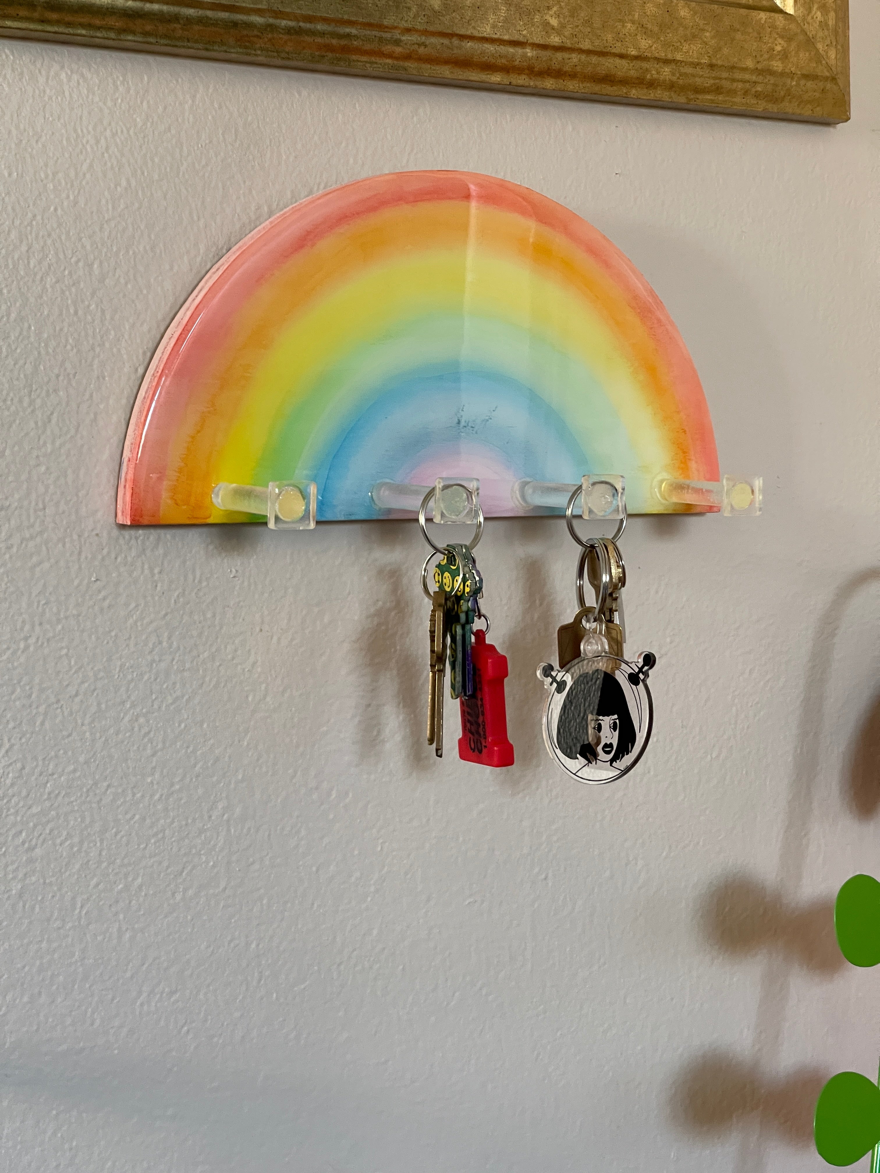 Llavero de arcoíris hecho a mano