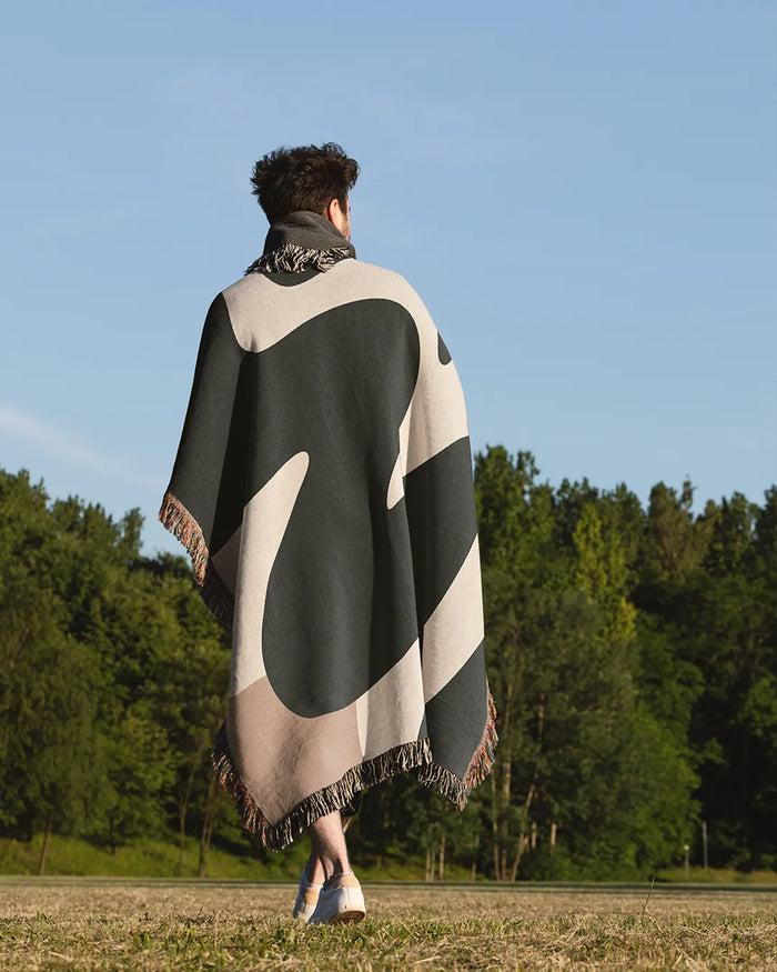 Black and White Zig Zag Cotton Woven Throw Blanket showcasing a classic black and white zigzag design.